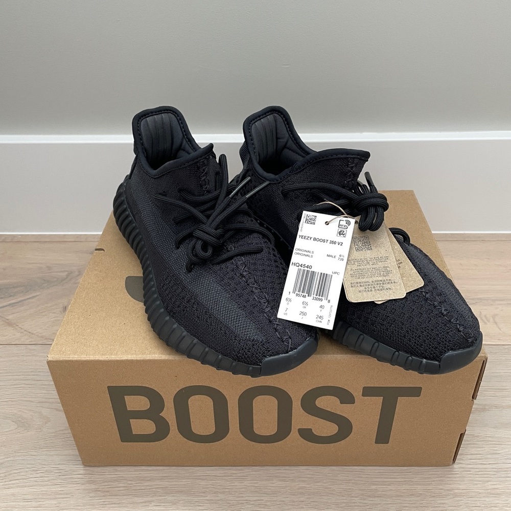 NIB Yeezy Boost 350 v2 - Size 7 Onyx